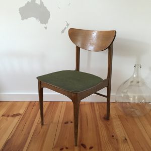 rénover une chaise en changeant le tissu de l'assise
