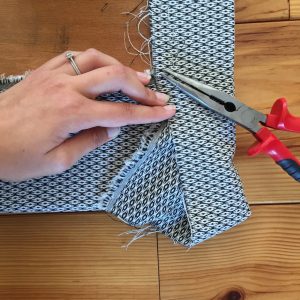 rénover une chaise en changeant le tissu de l'assise