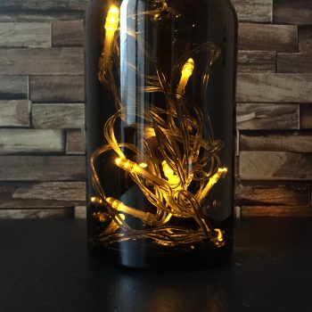 déco avec bouteilles en verre brun apothicaire luminaire lampe
