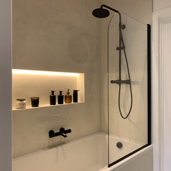 Douche et baignoire en béton ciré avec niche et robinetterie noire