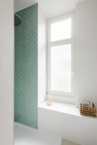 Douche carrelage vert sauge chevron