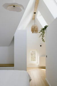 Vue sur le dressing depuis la chambre