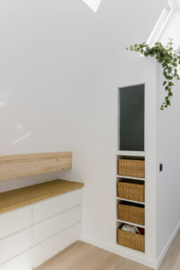 Dressing sous pente et niche de rangement