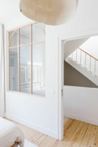 Vue sur la verrière de la chambre invités et le couloir