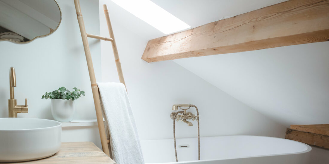 Salle de bain sous fenêtre de toit Velux, bois et blanc