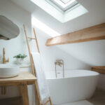 Salle de bain sous fenêtre de toit Velux, bois et blanc