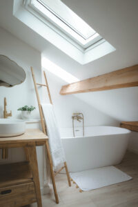 Salle de bain sous fenêtre de toit Velux, bois et blanc