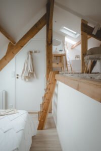 Chambre quadruplex alliant blanc et bois