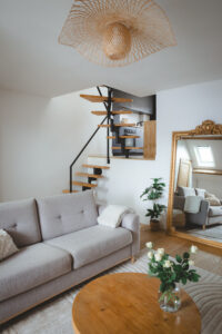 Vue sur le salon et l'escalier sur mesure de ce quadruplex