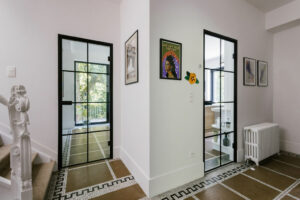 Vue sur les portes verrière