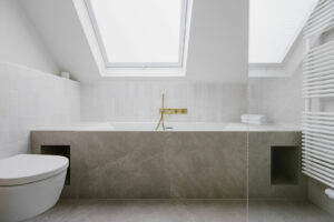 Baignoire et niches de rangement