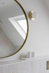 Détails : miroir et rangements