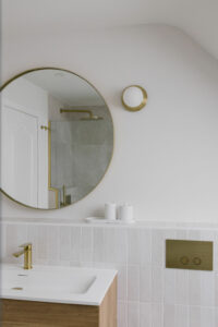 Meuble vasque, miroir et détails de salle de bain