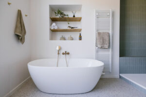 Baignoire ilôt, niche murale