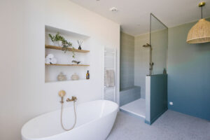 Baignoire ilot, niche murale, douche ouverte