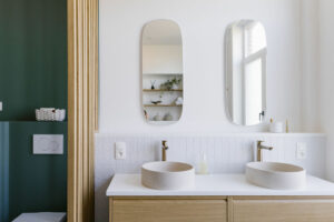 Claustra, double vasques, crédence et miroirs